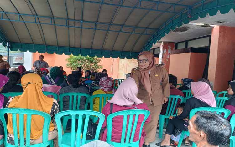 PJ Wali Kota Palangka Raya, Hera Nugrahayu saat menyapa warga penerima CPP Beras. (FOTO: HENDRI)