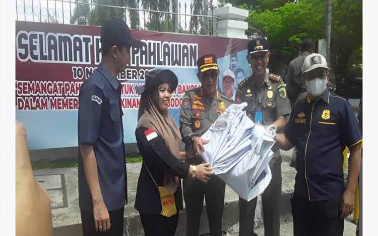 Kasatpol PP Palangka Raya, Berlianto saat mengikuti penertiban APK bersama Bawaslu. (FOTO: HUMAS)
