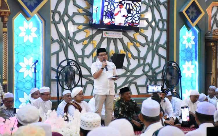 Pj Bupati Kapuas Hadiri Peringatan Isra Mikraj di Masjid Agung Al Mukarram