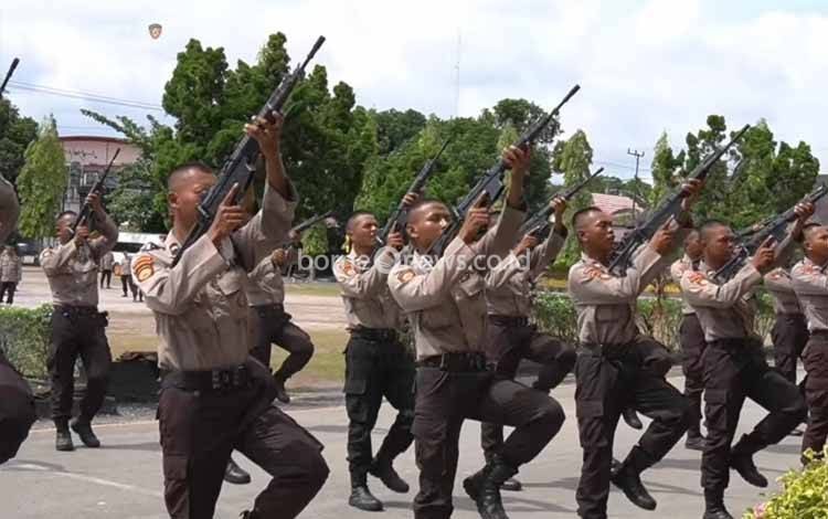 Ditsamapta Polda Kalteng Gelar Latihan Kolone Senapan Jelang Penutupan Pelatihan Brigadir Remaja