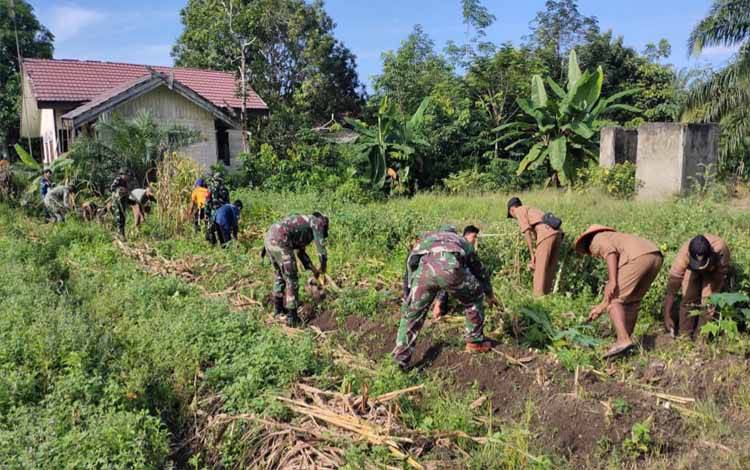 Babinsa Koramil Mantangai Serbu Desa Lamunti Permai, Bersihkan Lahan Dukung Ketahanan Pangan