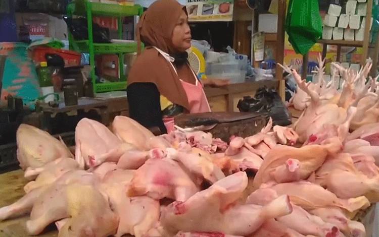 Penjual daging ayam ras. BPS mencatat ayam ras termasuk salah satu komoditas penyumbang kenaikan IPH pada minggu keempat Januari 2024. (FOTO: IST)
