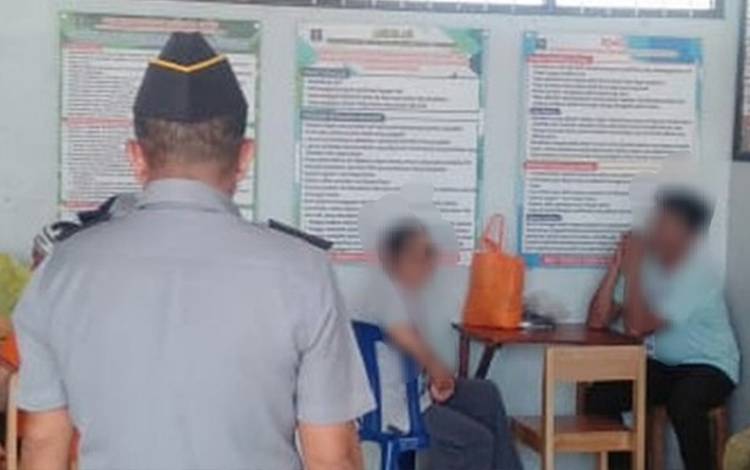 Petugas Rutan Kapuas Awasi Kegiatan Kunjungan WBP