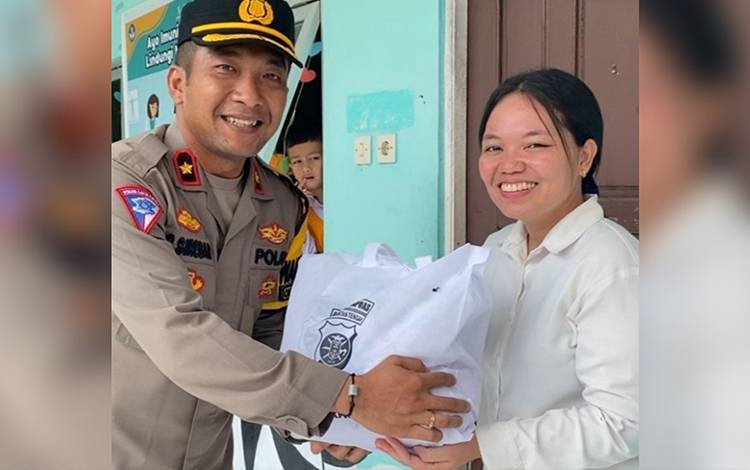 Polres Kapuas Berbagi Sembako ke Tenaga Pendidik TK Kemala Bhayangkari