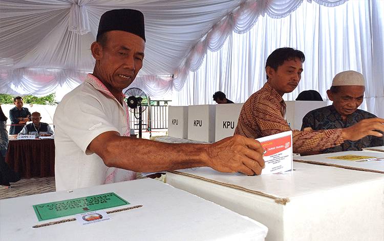KPU Kotim gelar simulasi Pemilu di TPS 17 Kelurahan Sawahan, Selasa, 30 Januari 2024. (FOTO: DEWIP)