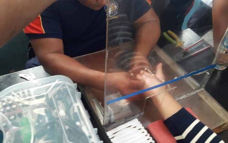 Cincin Sulit Dilepas, Eva Minta Bantu Call Center 112 Palangka Raya