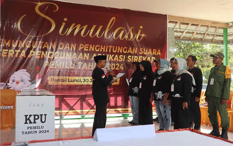 Simulasi pemungutan dan penghitungan surat suara serta penggunaan aplikasi sirekat ditingkat TPS pada Pemilu 2024 di TPS 002 Desa Sungai Damar, Selasa, 30 Januari 2024.