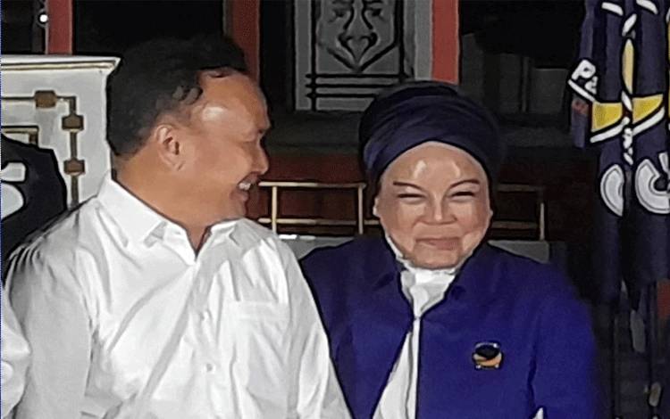 Wakil Ketua DPRD Kalteng, Faridawaty Darland Atjeh saat bersama Gubernur Kalteng H Sugianto Sabran (Foto:Marini)