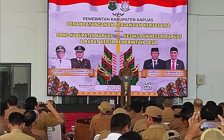 Suasana saat rapat kerja Dinas PMD Kapuas dengan para kepala desa se Kabupaten Kapuas, pada Selasa, 30 Januari 2024. (FOTO: DODI)