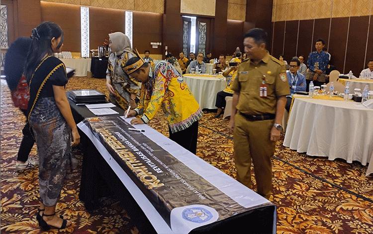 Kepala Balai Bahasa Provinsi Kalimantan Tengah, Muhammad Muis?menandatangani perjanjian bersama upaya Implementasi Model Pelindungan Bahasa Daerah pada Selasa, 30 Januari 2024 di Swissbell Hotel Danum. (FOTO: TESTI PRISCILLA)
