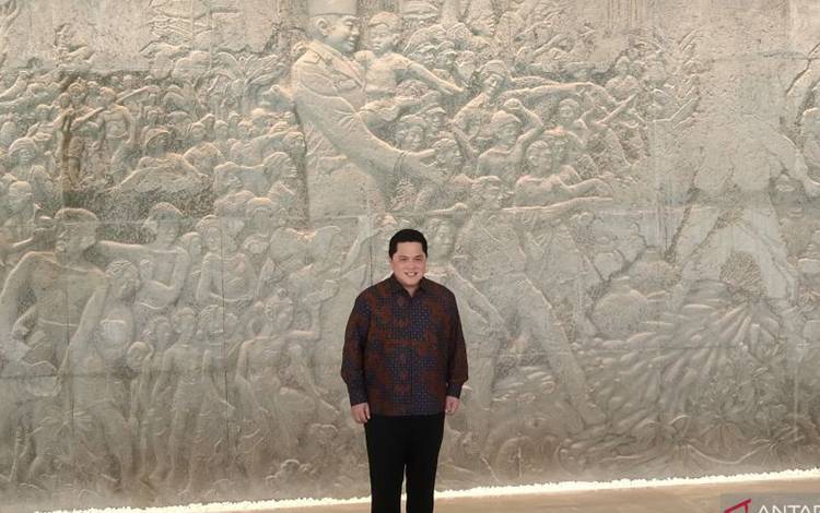 Ketua Umum PSSI Erick Thohir berpose dengan latar belakang relief Presiden Pertama RI Soekarno di Bali Beach Hotel, Sanur, Denpasar, Bali, Selasa (30/1/2024) ANTARA/Dewa Ketut Sudiarta Wiguna
