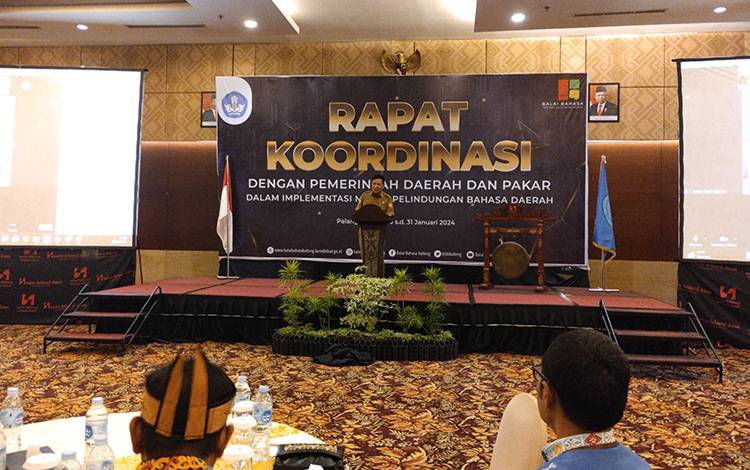 Suhaemi saat membuka Rapat Koordinasi dengan Pemerintah Daerah dan Pakar dalam Implementasi Model Pelindungan Bahasa Daerah di Palangka Raya pada Selasa, 30 Januari 2024. (FOTO: TESTI PRISCILLA)