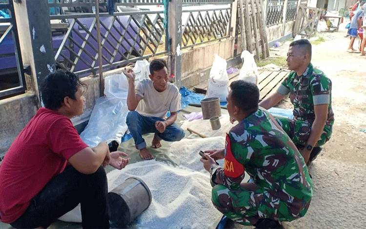 Anggota Koramil Basarang Monitoring Harga Sembako di Pasar