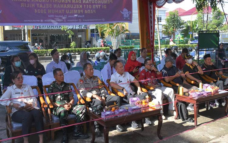 Sekda Kapuas Saksikan Simulasi Pemungutan dan Penghitungan Suara Pemilu 2024