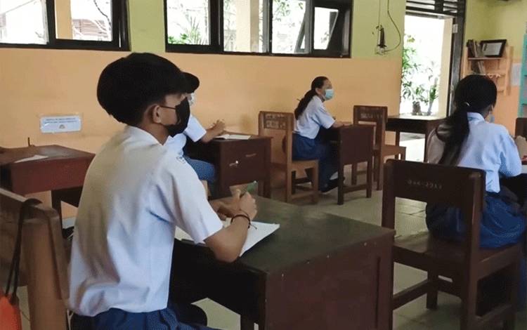 Kegiatan belajar mengajar di SMAN 1 Palangka Raya. (FOTO: IST)