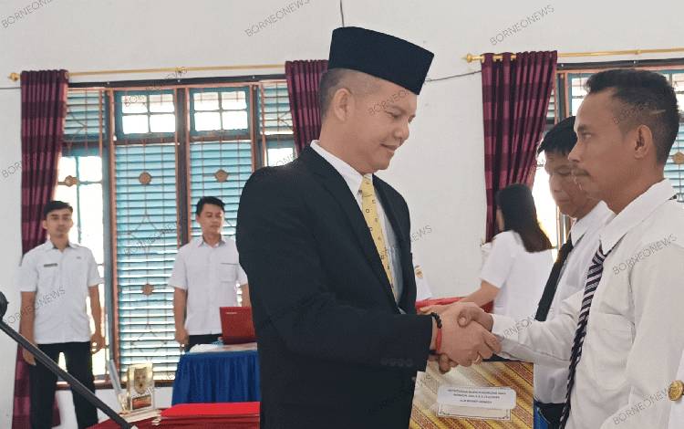 Bupati Gunung Mas Resmikan 2 Anggota BPD PAW