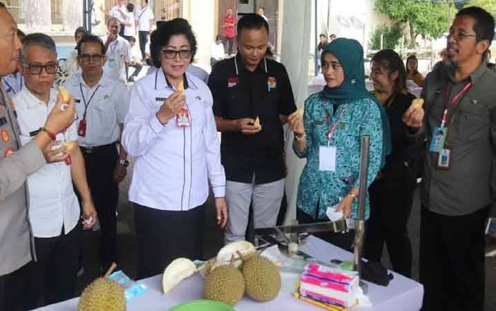 Penjabat Bupati Lamandau Lilis Suriani Bersama tamu undangan mencicipi buah durian yang ikut serta dalam kontes. (FOTO : HENDI NURFALAH)