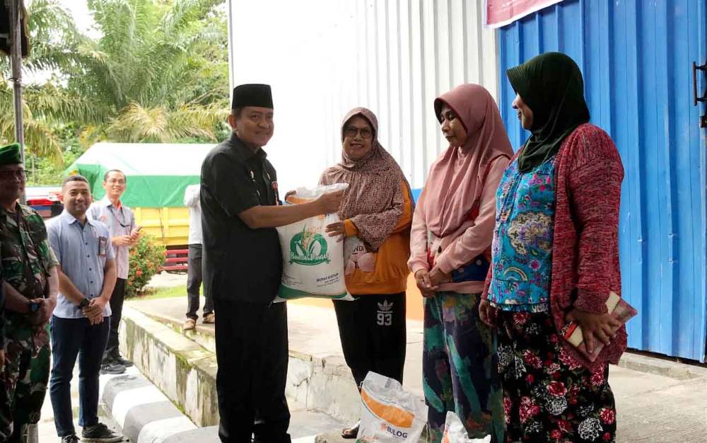 Pj Bupati Kobar Salurkan Bantuan Bahan Pangan Cadangan Beras di 6 Kecamatan