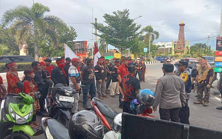 Puluhan Anggota Ormas Geruduk Polres Kotim Tuntut Pembebasan Tersangka Pencurian?CPO