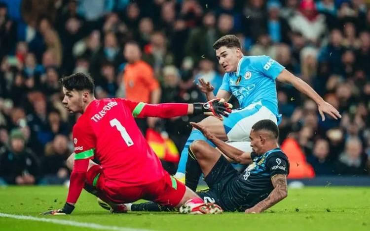 Brace Julian Alvarez Bantu Manchester City Tekuk Burnley 3-2