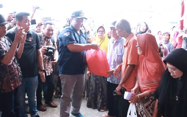 Wakil Gubernur Kalimantan Tengah (Kalteng), Edy Pratowo saat menyerahkan paket sembako secara simbolis. (FOTO: ASEP)