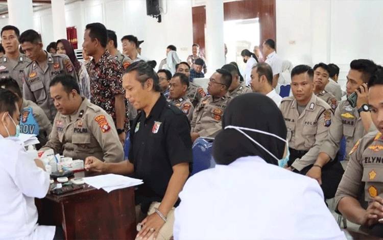 Anggota Polres Kapuas Jalani Pemeriksaan Kesehatan Sebelum Amankan TPS