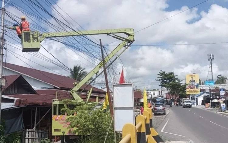 Disperkimtan Palangka Raya Perbaiki Lampu Penerangan di Rajawali dan Jalan Lele