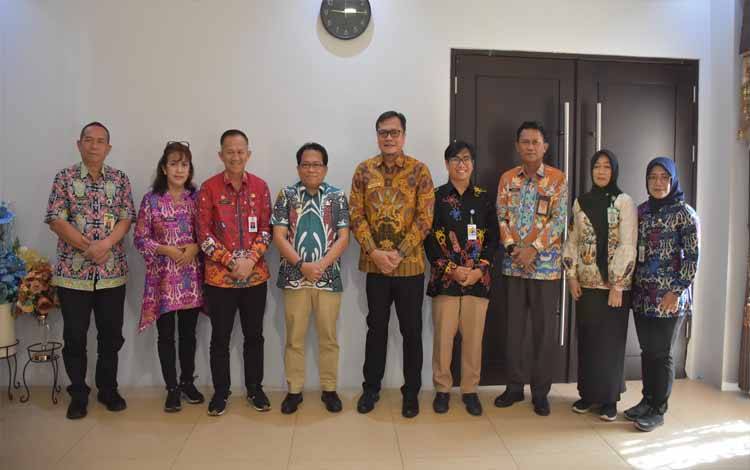 Pj Bupati Kapuas, Erlin Hardi bersama jajaran KPP Pratama Palangka Raya, pada Kamis, 1 Februari 2024. (FOTO: IST)