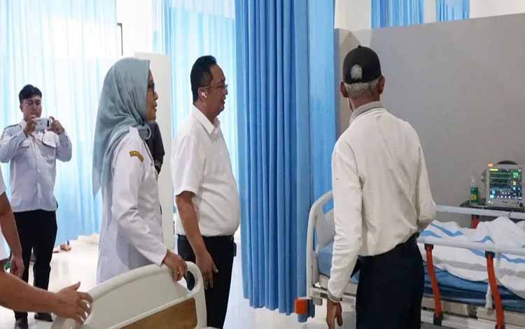 Pj Wali Kota Palangka Raya Beri Motivasi dan Doa untuk Pasien DBD