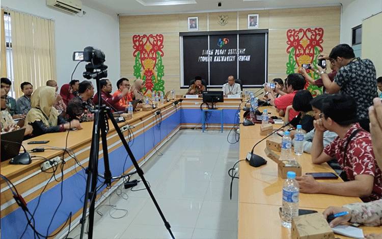 Rilis bulanan BPS Kalteng yang dipimpin Kepala BPS Kalteng, Eko Marsoro dan Sekda Provinsi Kalteng, H Nuryakin pada Kamis, 1 Februari 2024. (FOTO: TESTI PRISCILLA)