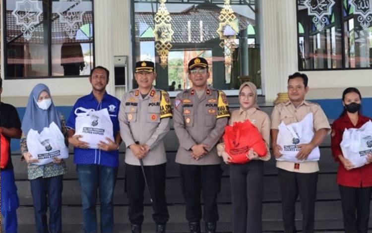 Kapolres Berikan Bansos Kepada PHL Polres Kapuas