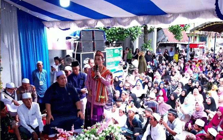 Datangkan Ustadz Maulana, Ribuan Warga Hadiri Peringatan Isra Mikraj dan Milad Armus Kapuas