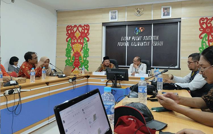 Rilis bulanan data statistik oleh BPS Kalteng yang dipimpin Kepala BPS Kalteng, Eko Marsoro dan Sekda Provinsi Kalteng, H Nuryakin pada Kamis, 1 Februari 2024. (FOTO: TESTI PRISCILLA)