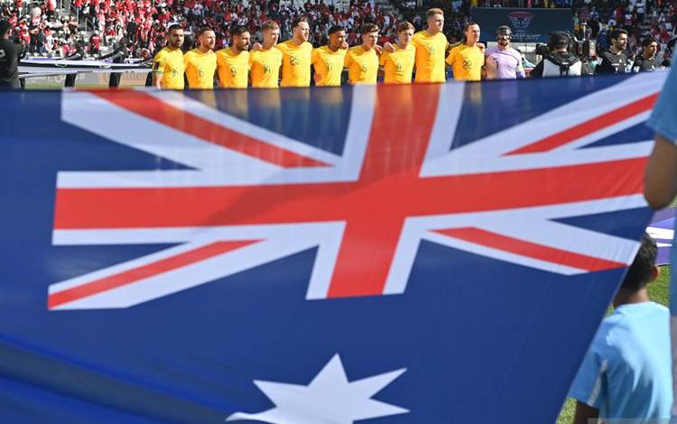 Pesepak bola Timnas Australia menyanyikan lagu kebangsaan sebelum melawan Timnas Indonesia pada babak 16 besar Piala Asia 2023 di Stadion Jassim Bin Hamad, Doha, Qatar, Minggu (28/1/2024). ANTARAFOTO/Yusran Uccang/nym (ANTARA FOTO/yusran uccang)