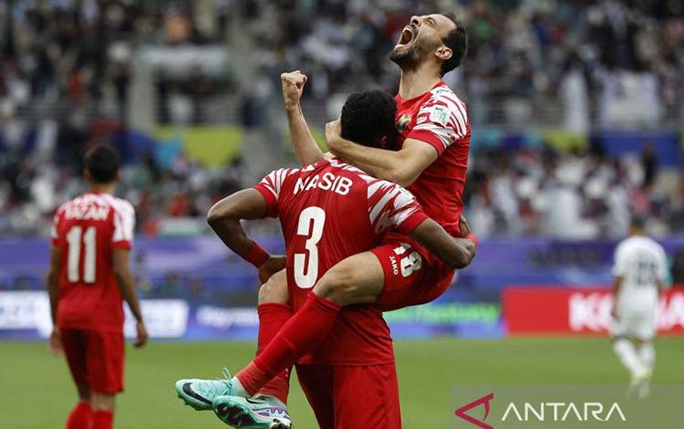 Para pemain Yordania merayakan gol kedua timnya pada pertandingan sepak bola Piala Asia AFC Qatar 2023 antara Irak dan Yordania di Stadion Internasional Khalifa di Doha, Qatar, Senin (29/1/2024). ANTARA/AFP/Karim Jaafar/aa.
