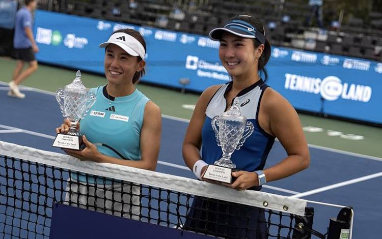 Foto arsip - Petenis putri Indonesia Aldila Sutjiadi (kanan) bersama petenis Jepang Miyu Kato . (ANTARA/instagram.com/WTA)