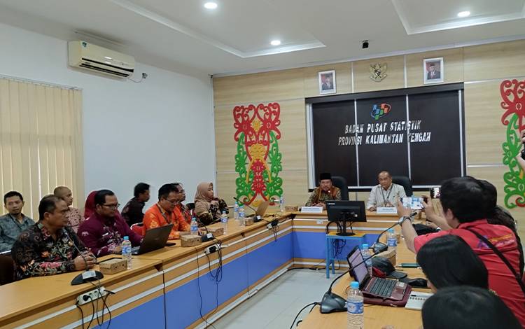 Rilis bulanan data statistik oleh BPS Kalteng yang dipimpin Kepala BPS Kalteng, Eko Marsoro dan Sekda Provinsi Kalteng, H Nuryakin pada Kamis, 1 Februari 2024. (FOTO: TESTI PRISCILLA)