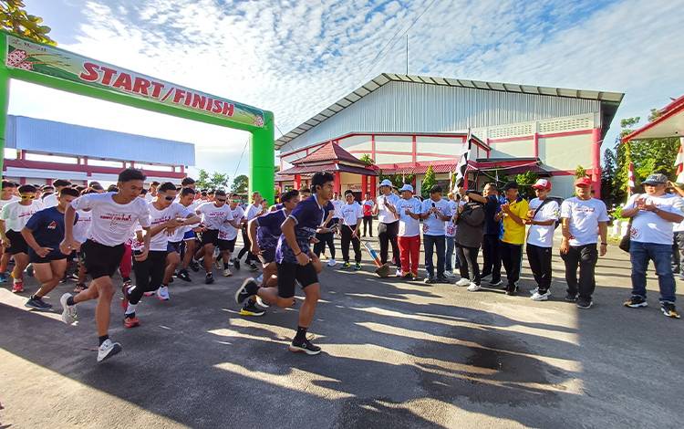 Wakil Bupati Kotawaringin Timur Irawati saat melepas peserta Dispora Fun Run, Jumat, 2 Februari 2024. (FOTO: DEWIP)
