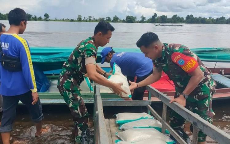 Koramil Kapuas Murung Bantu Penyaluran Bansos Warga Terdampak Banjir?