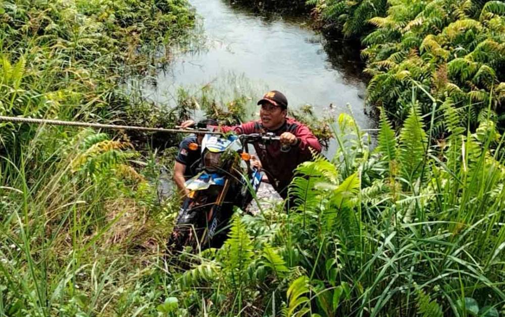Akibat Kabut Embun, Motocross Tercebur ke Pengeringan di Jalan Mahir Mahar