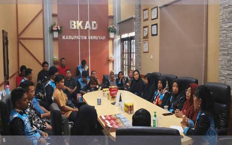 Kepala BKAD Seruyan Pimpin Rapat Evaluasi dan Penandatanganan SPK Tenaga Kontrak
