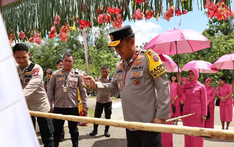 Kedatangan Kapolda Kalteng Bersama Rombongan Disambut Potong Pantan
