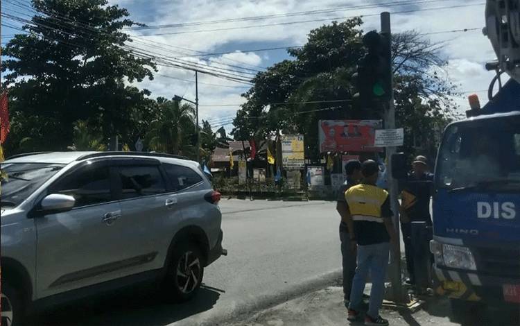 Tim Traffic light Dishub Palangka Raya saat memperbaiki Traffic Light di Jalan Garuda (Foto : Dishub Palangka Raya)