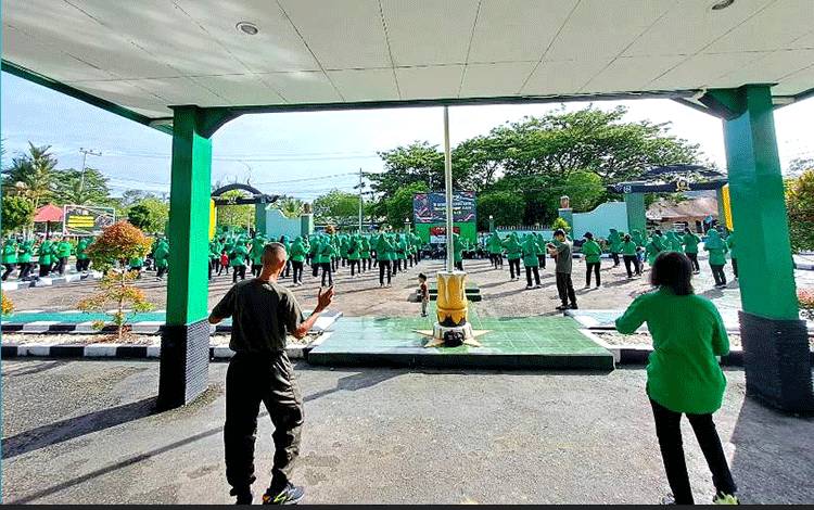 Anggota Kodim 1013 Muara Teweh dan Persit Gelar Senam Bersama
