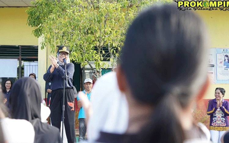 Pj Wali Kota Palangka Raya saat membuka senam bersama Jumat Berkah Sehat Beriman di SMPN 8 Palangka Raya. (FOTO: PROKOM)?