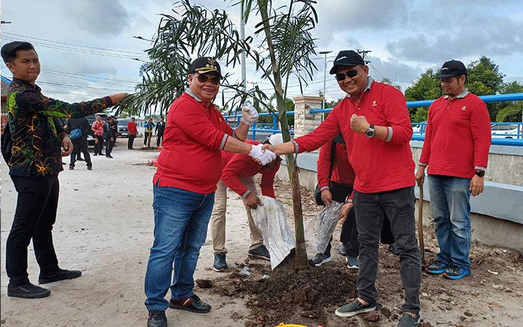 Komitmen Jaga Air untuk Anak Cucu, HATHI Kalteng Tanam 100 Pohon di Ring Drain Luar Kota Sampit