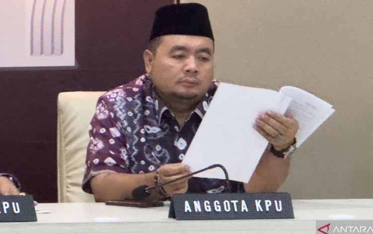 Anggota KPU RI Mochammad Afifuddin saat memberikan keterangan di Gedung KPU RI, Jakarta, Jumat (2/2/2024). ANTARA/Rio Feisal