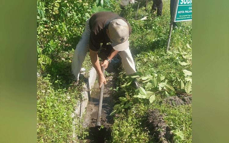 BPBD Palangka Raya Bersihkan Drainase di Jalan Manyar Raya