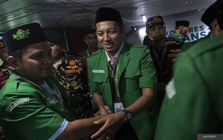 Ketua Umum Pimpinan Pusat Gerakan Pemuda (GP) Ansor terpilih periode 2024-2029 Addin Jauharuddin (tengah) mendapat ucapan selamat dari para kader dalam Kongres XVI GP Ansor di atas Kapal Pelni KM Kelud yang berlayar di Laut Jawa, Jumat (2/2/2024). Kongres yang diselenggarakan saat pelayaran dari Tanjung Priok, Jakarta menuju Tanjung Mas, Semarang tersebut menetapkan Adin sebagai ketua umum periode 2024-2029 menggantikan ketua umum sebelumnya yakni Yaqut Cholil Qoumas. ANTARA FOTO/Sigid Kurniawan