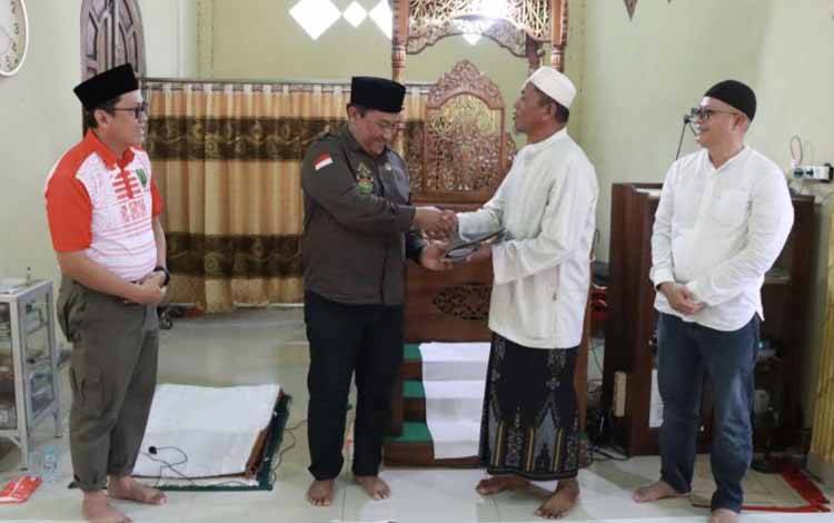 Gubernur Kalteng Beri Bantuan untuk Masjid Ar Rahman Jihi Barito Timur